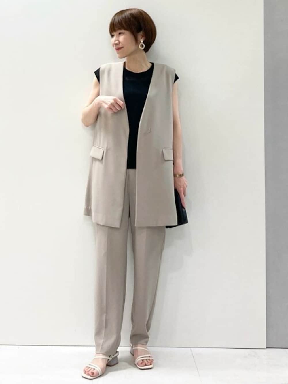 「セットアップ、大人カジュアル、ジレ、シアー、ＵＶカット、ジレスタイル、接触冷感、MK MICHEL KLEIN、シアートップス、MKミッシェルクラン」｜「MK MICHEL KLEINのノーカラージレベスト/UVカット/接触冷感/セットアップ対応/洗える（ベスト、ベージュ系）」を使った、MKミッシェルクランさん（レディース・158cm）の夏コーディネートの1枚目の写真