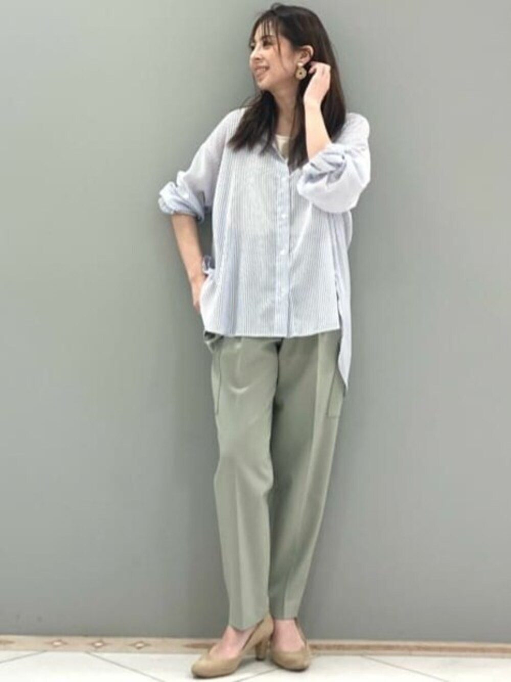 「大人カジュアル、カーゴパンツ、ストライプシャツ、シアーシャツ、夏コーデ、シアー、夏服、MK MICHEL KLEIN、シアートップス、MKミッシェルクラン」｜「MK MICHEL KLEINのシアードビーストライプブラウス/洗える（シャツ/ブラウス、ブルー系）」を使った、MKミッシェルクランさん（レディース・153cm）の夏コーディネートの1枚目の写真