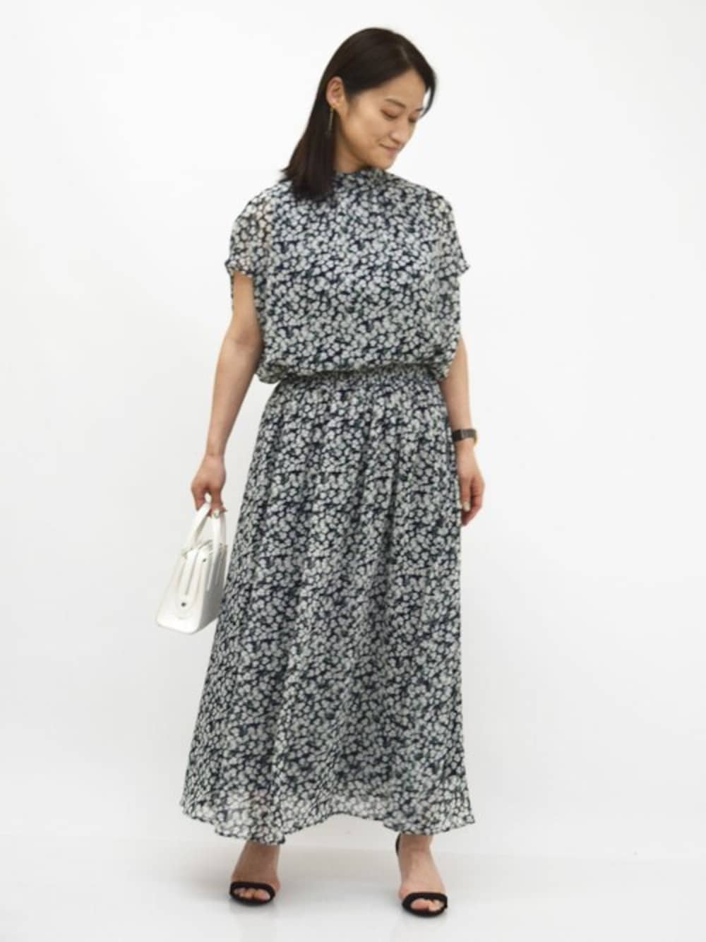「セットアップ、花柄、大人カジュアル、シフォン、シフォンブラウス、シフォンスカート、シアー、ボウタイブラウス、MK MICHEL KLEIN、MKミッシェルクラン」｜「MK MICHEL KLEINの小花柄シフォンブラウス/2way/洗える（シャツ/ブラウス、ブルー系）」を使った、MKミッシェルクランさん（レディース・151cm）の夏コーディネートの1枚目の写真
