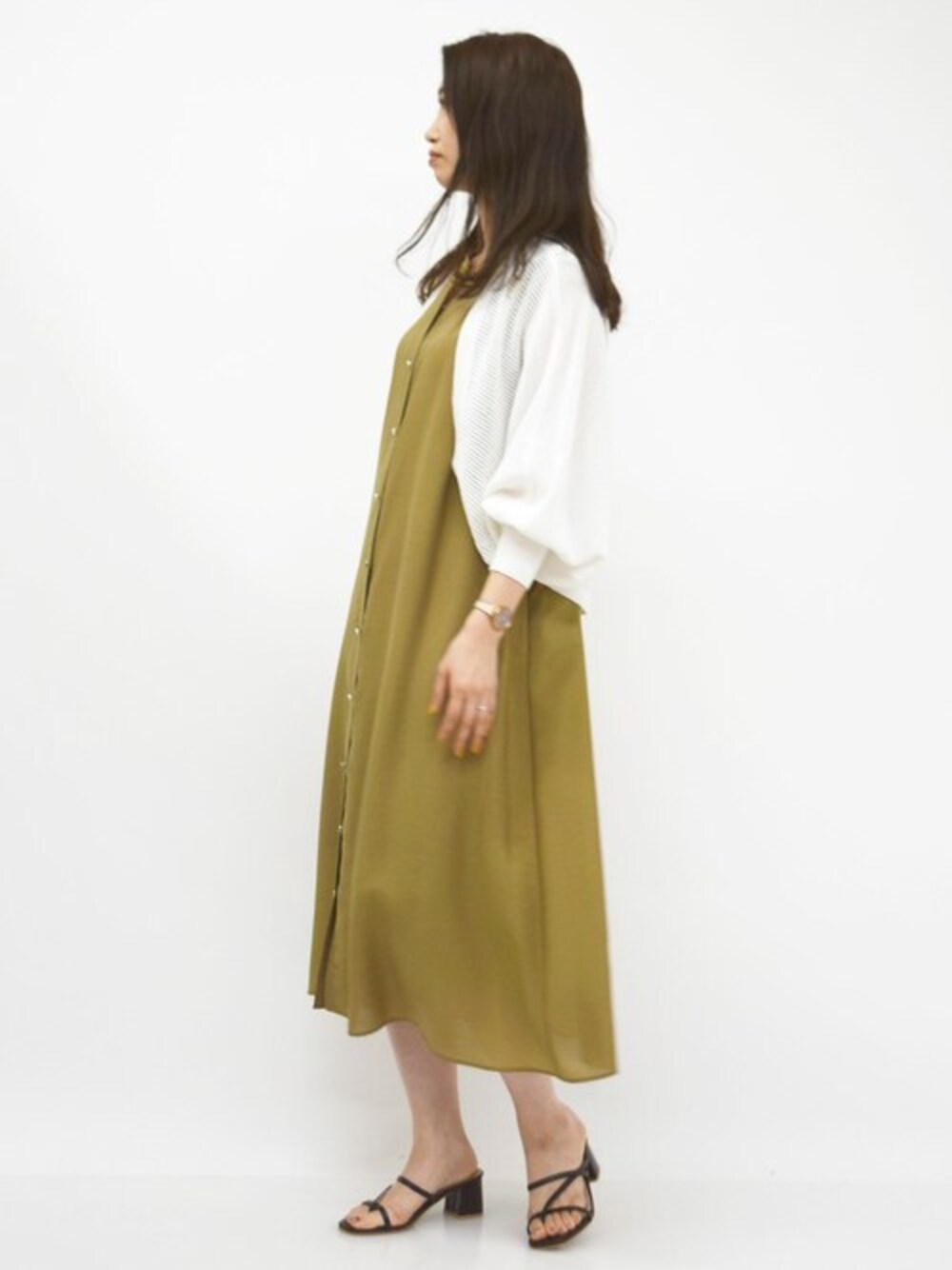 「カーディガン、ワンピース、シャツワンピース、大人カジュアル、夏コーデ、夏服、モモンガ、おでかけコーデ、MK MICHEL KLEIN、MKミッシェルクラン」｜「MK MICHEL KLEINのレーシー編みモモンガニットカーディガン/洗える（カーディガン/ボレロ、ホワイト系）」を使った、MKミッシェルクランさん（レディース・168cm）の夏コーディネートの1枚目の写真