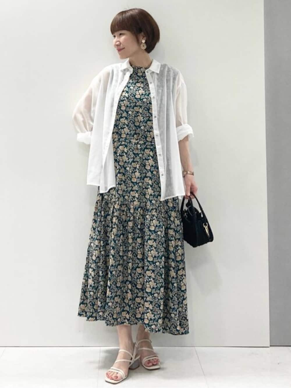 「ワンピース、シャツ、花柄ワンピース、シアーシャツ、夏コーデ、ティアード、ティアードワンピース、MK MICHEL KLEIN、シアートップス、MKミッシェルクラン」｜「MK MICHEL KLEINのスパンボイルシアーシャツブラウス/洗える（シャツ/ブラウス、ホワイト系）」を使った、MKミッシェルクランさん（レディース・157cm）の夏コーディネートの1枚目の写真