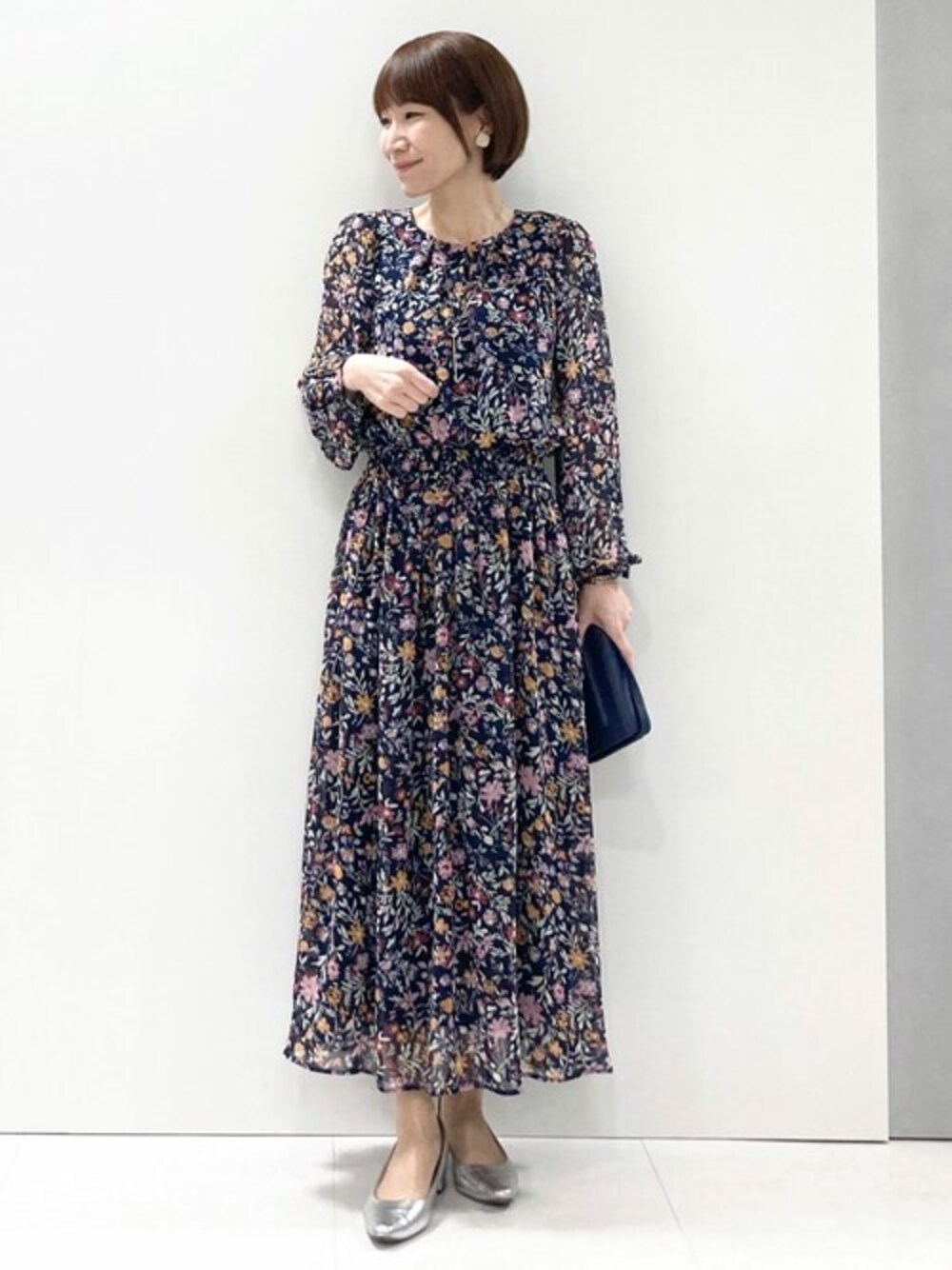 「セットアップ、花柄、大人カジュアル、シフォン、シフォンブラウス、シフォンスカート、シアー、おでかけコーデ、MK MICHEL KLEIN、MKミッシェルクラン」｜「MK MICHEL KLEINの花柄シフォンブラウス/洗える（シャツ/ブラウス、ブルー系）」を使った、MKミッシェルクランさん（レディース・157cm）の夏コーディネートの1枚目の写真