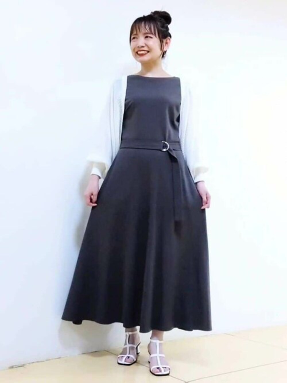 「カーディガン、ワンピース、ドルマンスリーブ、コットン、夏コーデ、ワンピーススタイル、カットソーワンピース、接触冷感、MK MICHEL KLEIN、MKミッシェルクラン」｜「MK MICHEL KLEINのレーシー編みモモンガニットカーディガン/洗える（カーディガン/ボレロ、ホワイト系）」を使った、MKミッシェルクランさん（レディース・159cm）の夏コーディネートの1枚目の写真