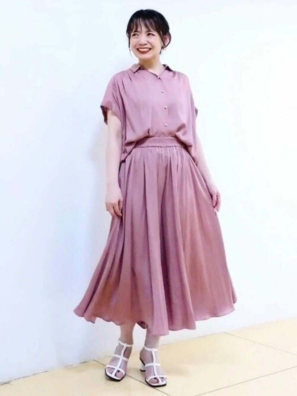 「セットアップ、ピンク、大人カジュアル、サテンパンツ、ガウチョパンツ、夏コーデ、接触冷感、MK MICHEL KLEIN、サテンシャツ、MKミッシェルクラン」｜「MK MICHEL KLEINのメタル釦デザイン サテン地ブラウス/接触冷感/洗える（シャツ/ブラウス、ピンク系）」を使った、MKミッシェルクランさん（レディース・159cm）の夏コーディネートの1枚目の写真