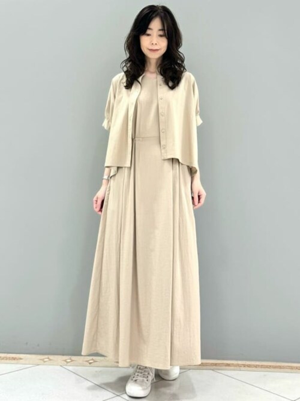 「ワンピース、セットアップ、シャツスタイル、クロップドトップス、夏コーデ、ノースリーブ、半袖、接触冷感、MK MICHEL KLEIN、MKミッシェルクラン」｜「MK MICHEL KLEINのタックスリーブバンドカラーブラウス/接触冷感/洗える（シャツ/ブラウス、ベージュ系）」を使った、MKミッシェルクランさん（レディース・157cm）の夏コーディネートの1枚目の写真