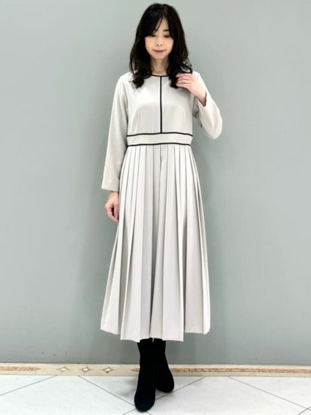 「ワンピース、フォーマル、通勤コーデ、ワンピーススタイル、オフィスカジュアル、お仕事コーデ、MK MICHEL KLEIN、フォーマルワンピース、MKミッシェルクラン、フォーマル/セレモニー」｜「MK MICHEL KLEINのサテンジョーゼット パイピングデザインワンピース（ワンピース、ベージュ系）」を使った、MKミッシェルクランさん（レディース・157cm）の夏コーディネートの1枚目の写真