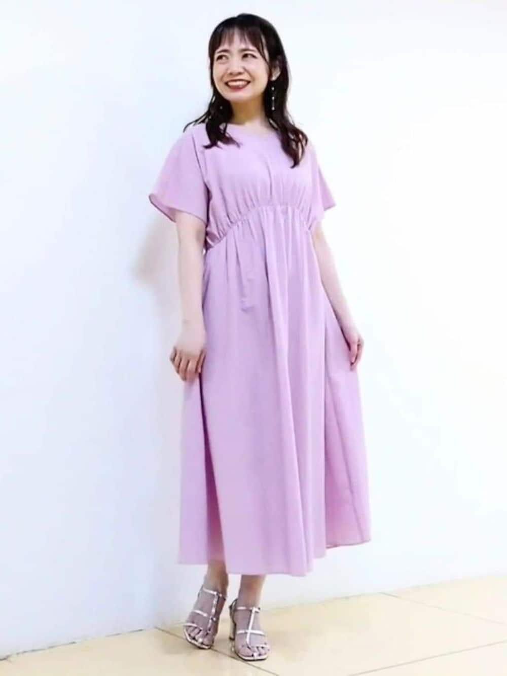 「ワンピース、ピンク、大人カジュアル、コットン、夏コーデ、フレアワンピース、半袖、コットンワンピース、MK MICHEL KLEIN、MKミッシェルクラン」｜「MK MICHEL KLEINのコットンサッカーギャザーフレアワンピース/洗える（ワンピース、ピンク系）」を使った、MKミッシェルクランさん（レディース・159cm）の夏コーディネートの1枚目の写真
