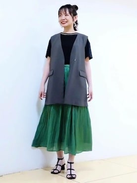 「プリーツスカート」｜「アイテム（ベスト、グレー系）」を使った、MKミッシェルクランさん（レディース・159cm）の夏コーディネート