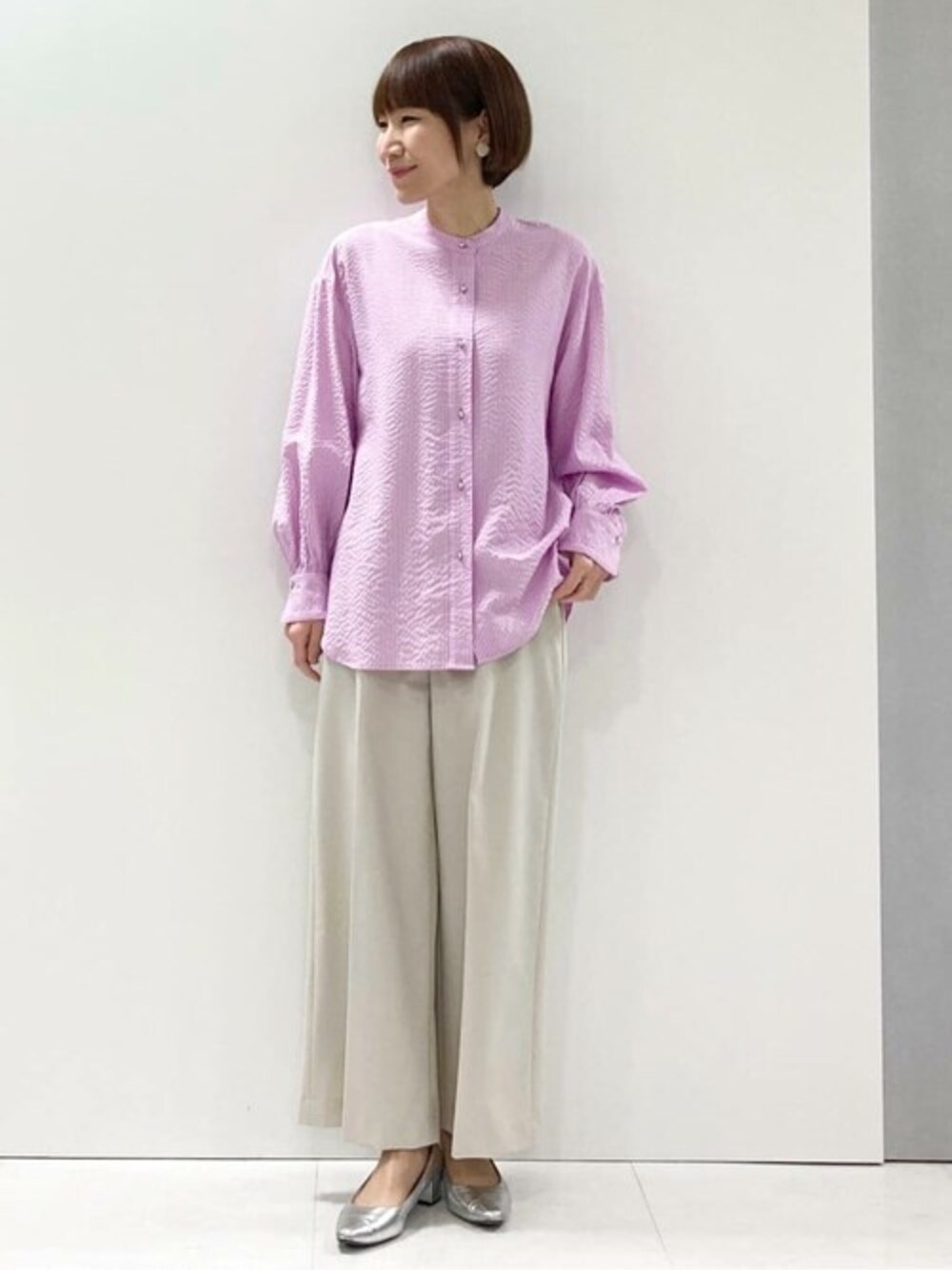 「ピンク、大人カジュアル、ストレッチパンツ、ワイドパンツ、ストライプシャツ、カラーシャツ、シャツスタイル、MK MICHEL KLEIN、オーバーシャツ、MKミッシェルクラン」｜「MK MICHEL KLEINのカラーストライプ柄ブラウス/洗える（シャツ/ブラウス、ピンク系）」を使った、MKミッシェルクランさん（レディース・157cm）の夏コーディネートの1枚目の写真