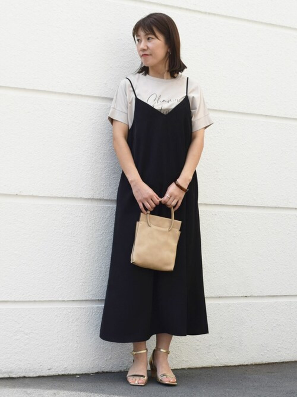 「カットソー、ワンピース、ロゴT、Tシャツ、夏コーデ、キャミワンピ、半袖、キャミワンピース、MK MICHEL KLEIN、MKミッシェルクラン」｜「MK MICHEL KLEINのスクエアプリントロゴTシャツ/洗える（Tシャツ/カットソー、ベージュ系）」を使った、MKミッシェルクランさん（レディース・163cm）の夏コーディネートの1枚目の写真