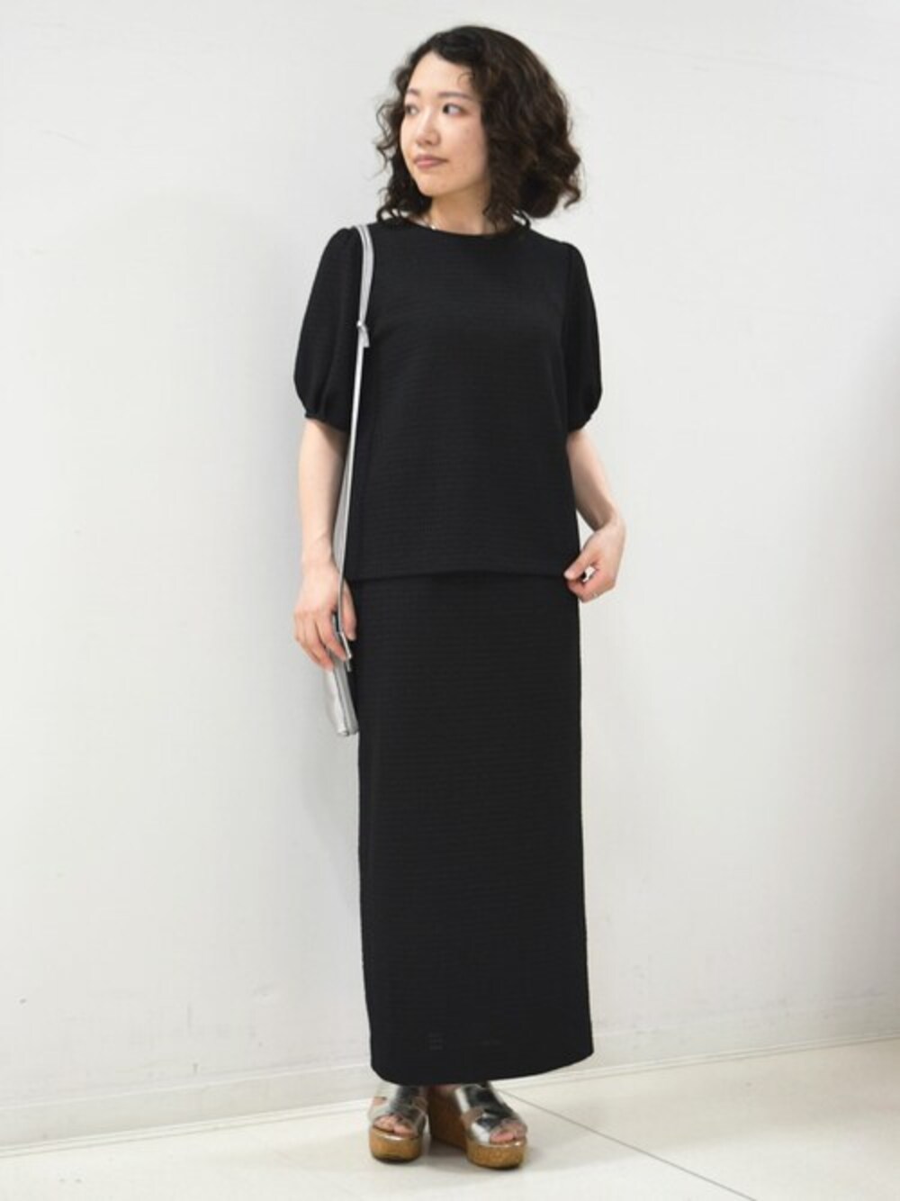 「カットソー、タイトスカート、セットアップ、Tシャツ、大人カジュアル、半袖、ナロースカート、MK MICHEL KLEIN、袖ボリューム、MKミッシェルクラン」｜「MK MICHEL KLEINのポコポコボリュームスリーブカットソー/洗える（Tシャツ/カットソー、ブラック系）」を使った、MKミッシェルクランさん（レディース・153cm）の夏コーディネートの1枚目の写真