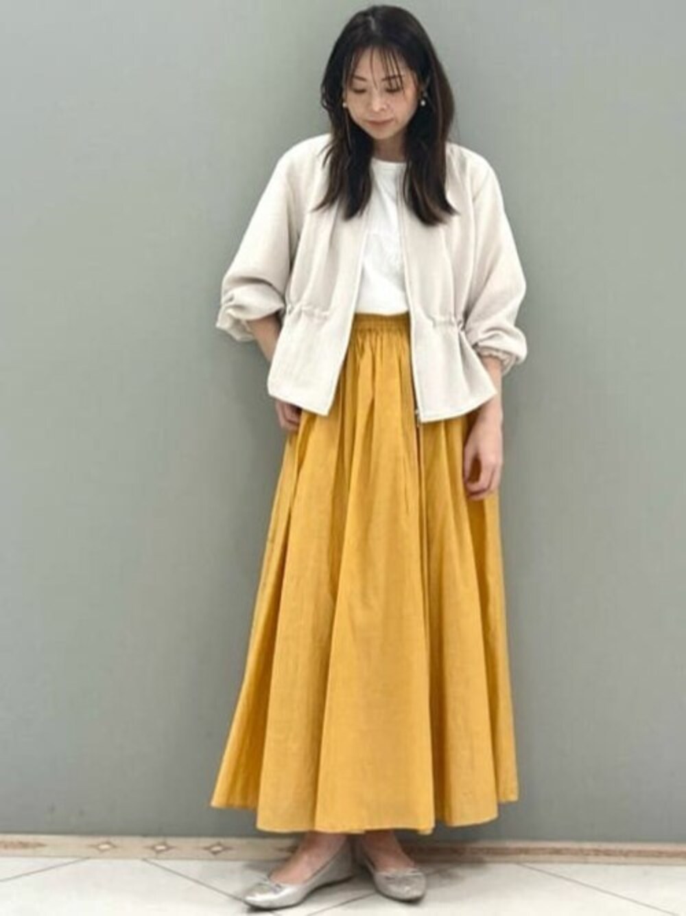 「シルク、カラースカート、大人カジュアル、ロングスカート、ボリュームスカート、コットン、夏コーデ、コットンスカート、MK MICHEL KLEIN、MKミッシェルクラン」｜「MK MICHEL KLEINのボリュームスリーブショート丈ブルゾン/洗える（ブルゾン、ベージュ系）」を使った、MKミッシェルクランさん（レディース・153cm）の夏コーディネートの1枚目の写真
