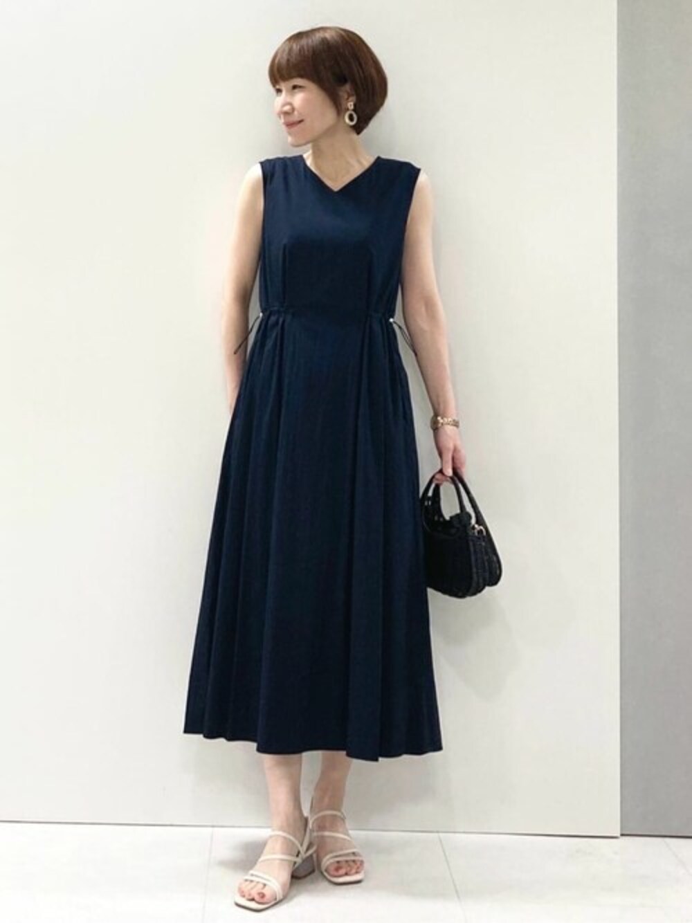 「ワンピース、カジュアル、大人カジュアル、夏コーデ、ノースリーブ、ノースリーブワンピース、夏服、接触冷感、MK MICHEL KLEIN、MKミッシェルクラン」｜「MK MICHEL KLEINのリラクシーVネックワンピース/接触冷感/洗える（ワンピース、ブルー系）」を使った、MKミッシェルクランさん（レディース・157cm）の夏コーディネートの1枚目の写真