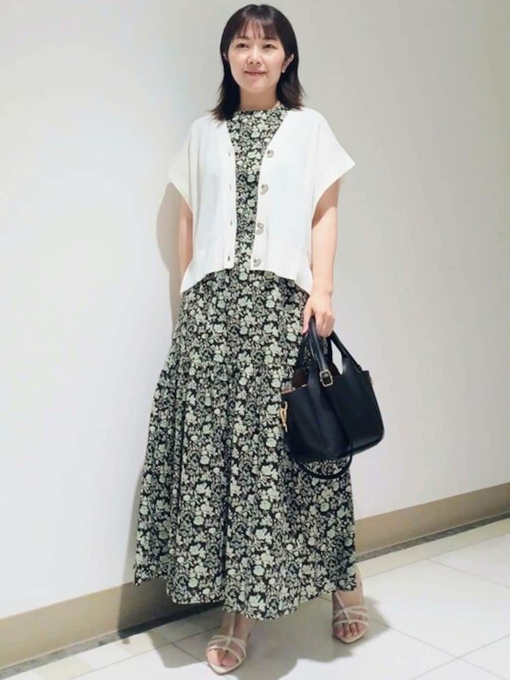 「カーディガン、花柄、大人カジュアル、花柄ワンピース、サマーニット、夏コーデ、ティアード、ティアードワンピース、MK MICHEL KLEIN、MKミッシェルクラン」｜「MK MICHEL KLEINのVネックコットンニットベスト/洗える（ベスト、ホワイト系）」を使った、MKミッシェルクランさん（レディース・157cm）の夏コーディネートの1枚目の写真