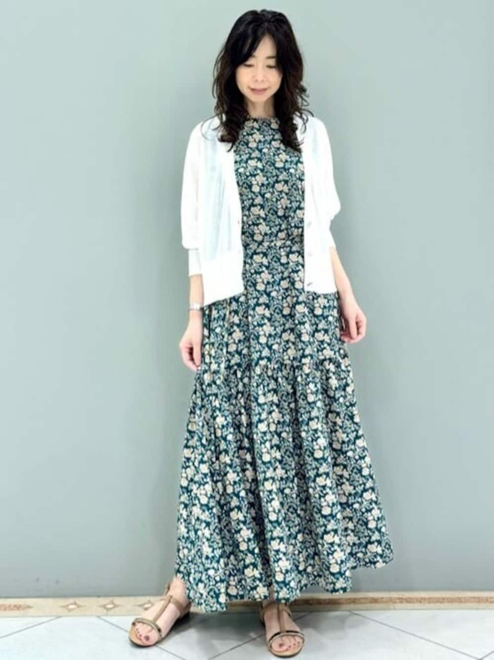 「カーディガン、ワンピース、大人カジュアル、ドルマンスリーブ、夏コーデ、ティアード、接触冷感、ティアードワンピース、MK MICHEL KLEIN、MKミッシェルクラン」｜「MK MICHEL KLEINのドルマンスリーブシアーカーディガン/接触冷感/洗える（カーディガン/ボレロ、ホワイト系）」を使った、MKミッシェルクランさん（レディース・157cm）の夏コーディネートの1枚目の写真