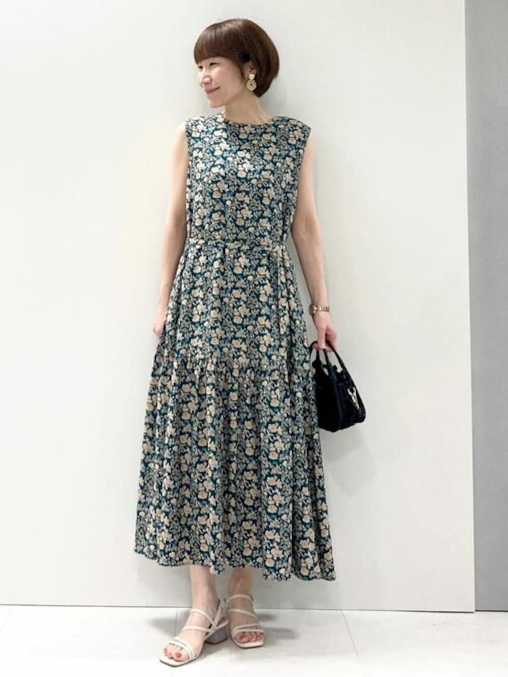 「花柄、大人カジュアル、花柄ワンピース、夏コーデ、ノースリーブ、ノースリーブワンピース、ティアード、ティアードワンピース、MK MICHEL KLEIN、MKミッシェルクラン」｜「MK MICHEL KLEINのティアードデザイン花柄ワンピース/洗える（ワンピース、グリーン系）」を使った、MKミッシェルクランさん（レディース・157cm）の夏コーディネートの1枚目の写真
