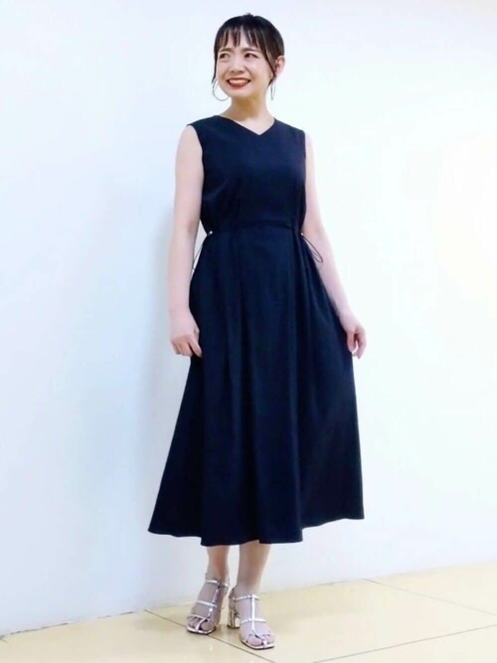 「ワンピース、大人カジュアル、きれいめカジュアル、夏コーデ、ノースリーブ、ノースリーブワンピース、洗える、接触冷感、MK MICHEL KLEIN、MKミッシェルクラン」｜「MK MICHEL KLEINのリラクシーVネックワンピース/接触冷感/洗える（ワンピース、ブルー系）」を使った、MKミッシェルクランさん（レディース・159cm）の夏コーディネートの1枚目の写真