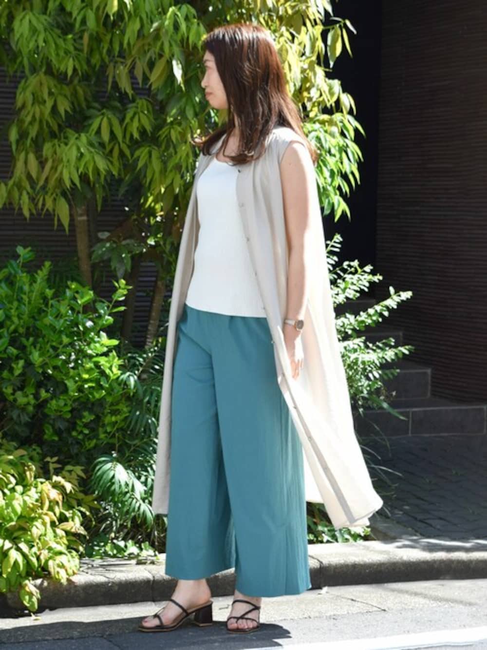 「ワンピース、カラーパンツ、大人カジュアル、ワイドパンツ、シャツワンピ、ジレ、夏コーデ、接触冷感、MK MICHEL KLEIN、MKミッシェルクラン」｜「MK MICHEL KLEINのスキッパーカラー2wayワンピース/洗える（シャツワンピース、ベージュ系）」を使った、MKミッシェルクランさん（レディース・168cm）の夏コーディネートの1枚目の写真