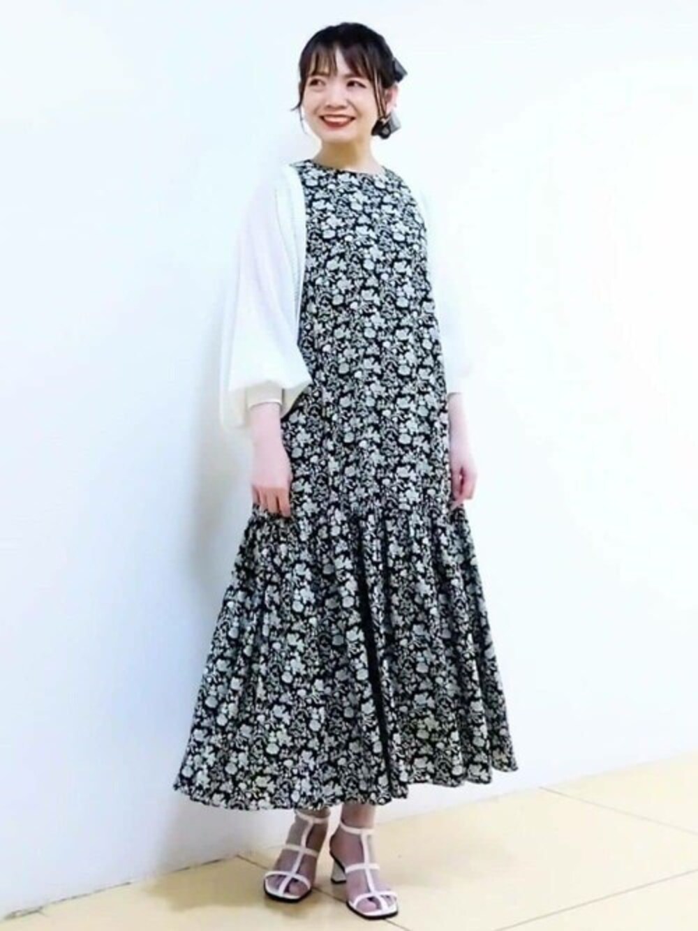 「カーディガン、花柄、大人カジュアル、花柄ワンピース、羽織り、夏コーデ、ティアード、ティアードワンピース、MK MICHEL KLEIN、MKミッシェルクラン」｜「MK MICHEL KLEINのレーシー編みモモンガニットカーディガン/洗える（カーディガン/ボレロ、ホワイト系）」を使った、MKミッシェルクランさん（レディース・159cm）の夏コーディネートの1枚目の写真