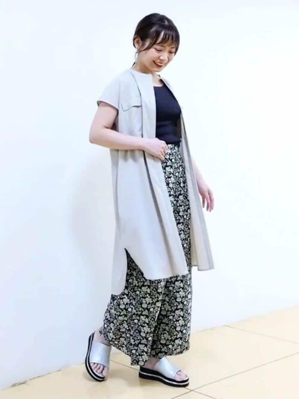 「柄パンツ、花柄、シャツワンピース、大人カジュアル、シャツワンピ、ジレ、夏コーデ、半袖、MK MICHEL KLEIN、MKミッシェルクラン」｜「MK MICHEL KLEINのReflaxチュニックシャツワンピースジレ/セットアップ対応/洗える（シャツワンピース、ベージュ系）」を使った、MKミッシェルクランさん（レディース・157cm）の夏コーディネートの1枚目の写真
