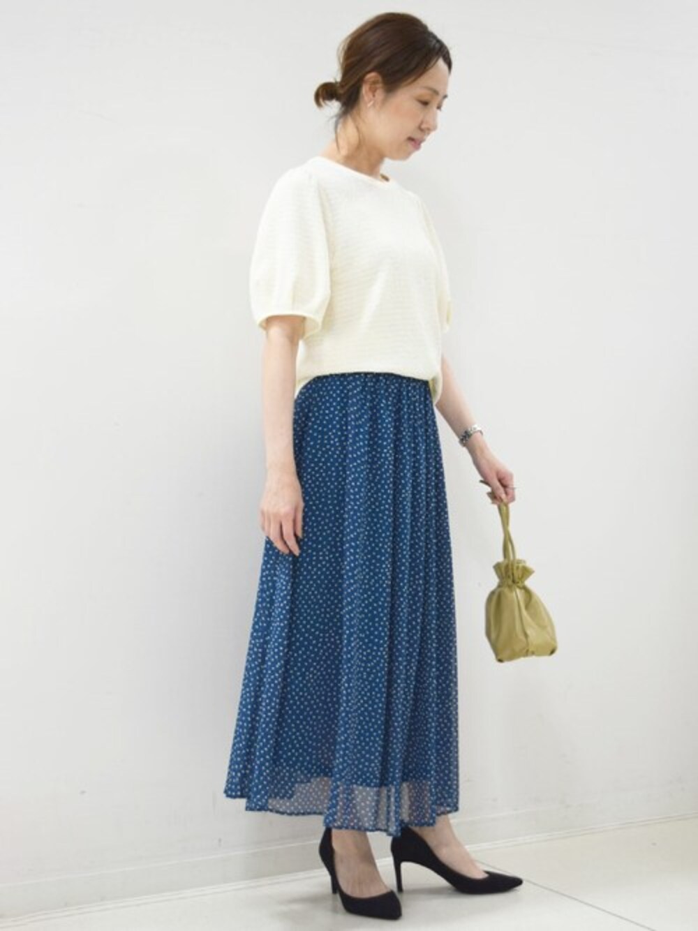 「カットソー、Tシャツ、ドット、大人カジュアル、シフォンスカート、半袖、ドットスカート、MK MICHEL KLEIN、袖ボリューム、MKミッシェルクラン」｜「MK MICHEL KLEINのポコポコボリュームスリーブカットソー/洗える（Tシャツ/カットソー、ベージュ系）」を使った、MKミッシェルクランさん（レディース・156cm）の夏コーディネートの1枚目の写真