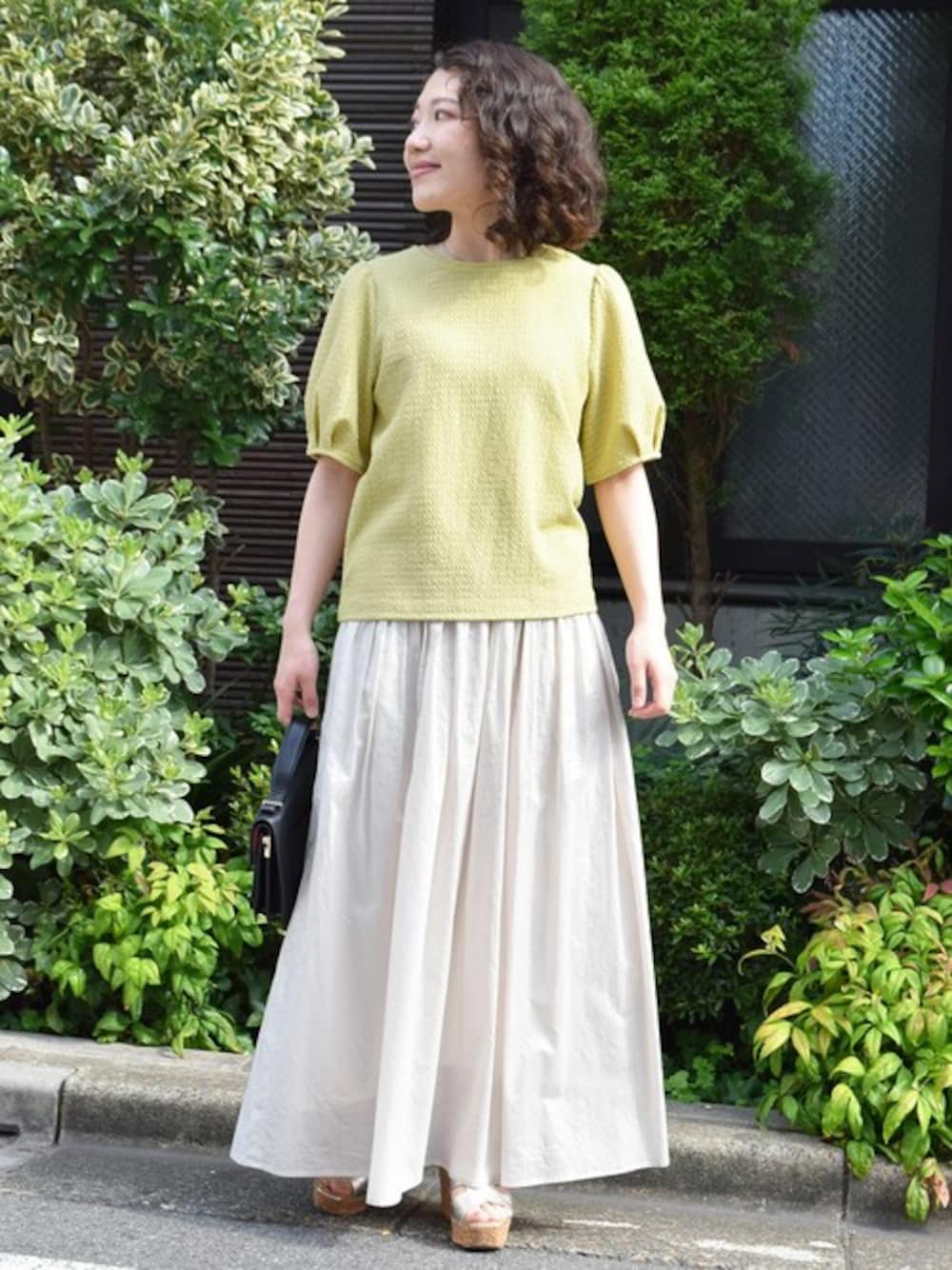 「カットソー、Tシャツ、ラメ、ボリュームスカート、夏コーデ、半袖、MK MICHEL KLEIN、袖ボリューム、ボリューム袖、MKミッシェルクラン」｜「MK MICHEL KLEINのポコポコボリュームスリーブカットソー/洗える（Tシャツ/カットソー、イエロー系）」を使った、MKミッシェルクランさん（レディース・153cm）の夏コーディネートの1枚目の写真