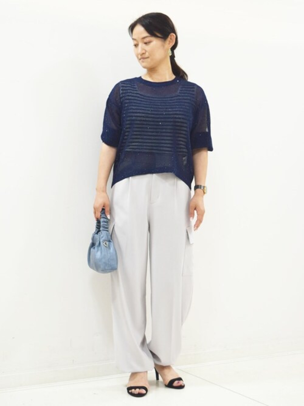 「大人カジュアル、カーゴパンツ、サテンパンツ、スパンコール、メッシュ、透かし編みニット、晩夏、秋コーデ、MK MICHEL KLEIN、MKミッシェルクラン」｜「MK MICHEL KLEINの2024AW/スパンコールメッシュニット/洗える（ニット/セーター、ブルー系）」を使った、MKミッシェルクランさん（レディース・151cm）の夏コーディネートの1枚目の写真
