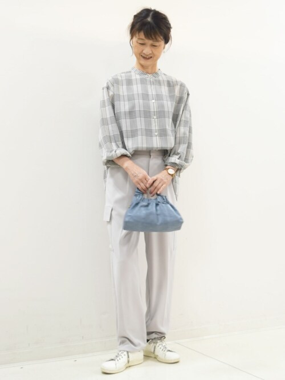 「チェック、チェックシャツ、大人カジュアル、カーゴパンツ、サテンパンツ、シアーシャツ、秋コーデ、MK MICHEL KLEIN、シアートップス、MKミッシェルクラン」｜「MK MICHEL KLEINの2024AW/シアードビーチェックシャツブラウス/洗える（シャツ/ブラウス、グレー系）」を使った、MKミッシェルクランさん（レディース・165cm）の夏コーディネートの1枚目の写真