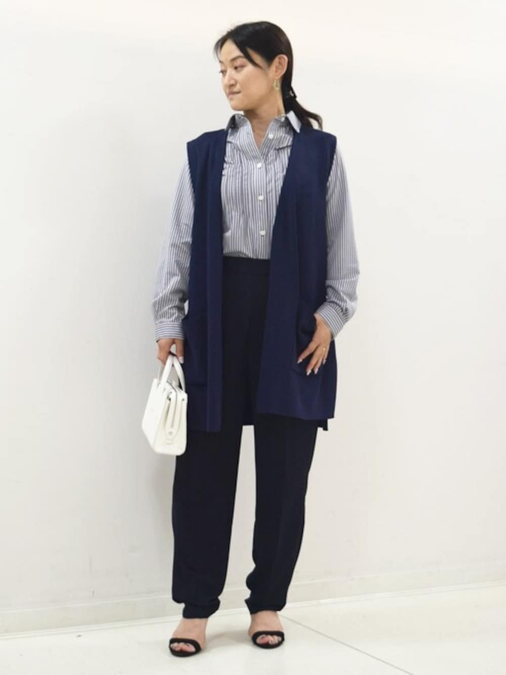 「シャツ、ストライプシャツ、ビジネススタイル、ジレ、ビジネス、通勤コーデ、オフィスカジュアル、お仕事コーデ、MK MICHEL KLEIN、MKミッシェルクラン」｜「MK MICHEL KLEINの2024AW/ロング丈ニットジレ/洗える（ベスト、ブルー系）」を使った、MKミッシェルクランさん（レディース・151cm）の夏コーディネートの1枚目の写真