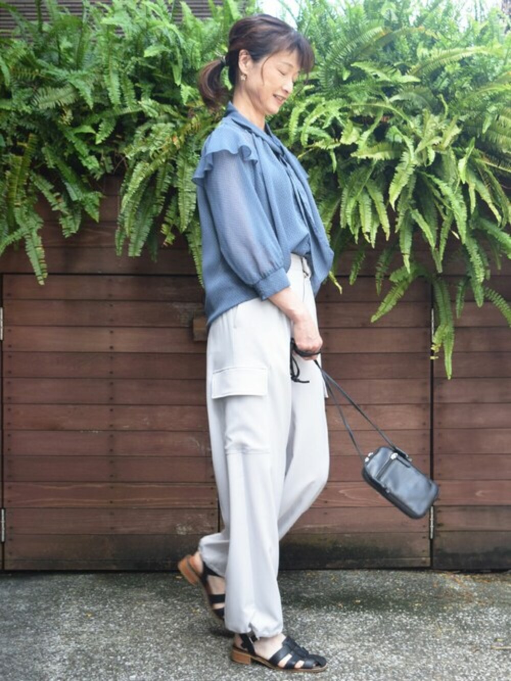 「ドット、大人カジュアル、カーゴパンツ、サテンパンツ、シアー、ボウタイブラウス、秋コーデ、MK MICHEL KLEIN、シアートップス、MKミッシェルクラン」｜「MK MICHEL KLEINの2024AW/ウタイ付きドット柄シアーブラウス/洗える（シャツ/ブラウス、ブルー系）」を使った、MKミッシェルクランさん（レディース・165cm）の夏コーディネートの1枚目の写真