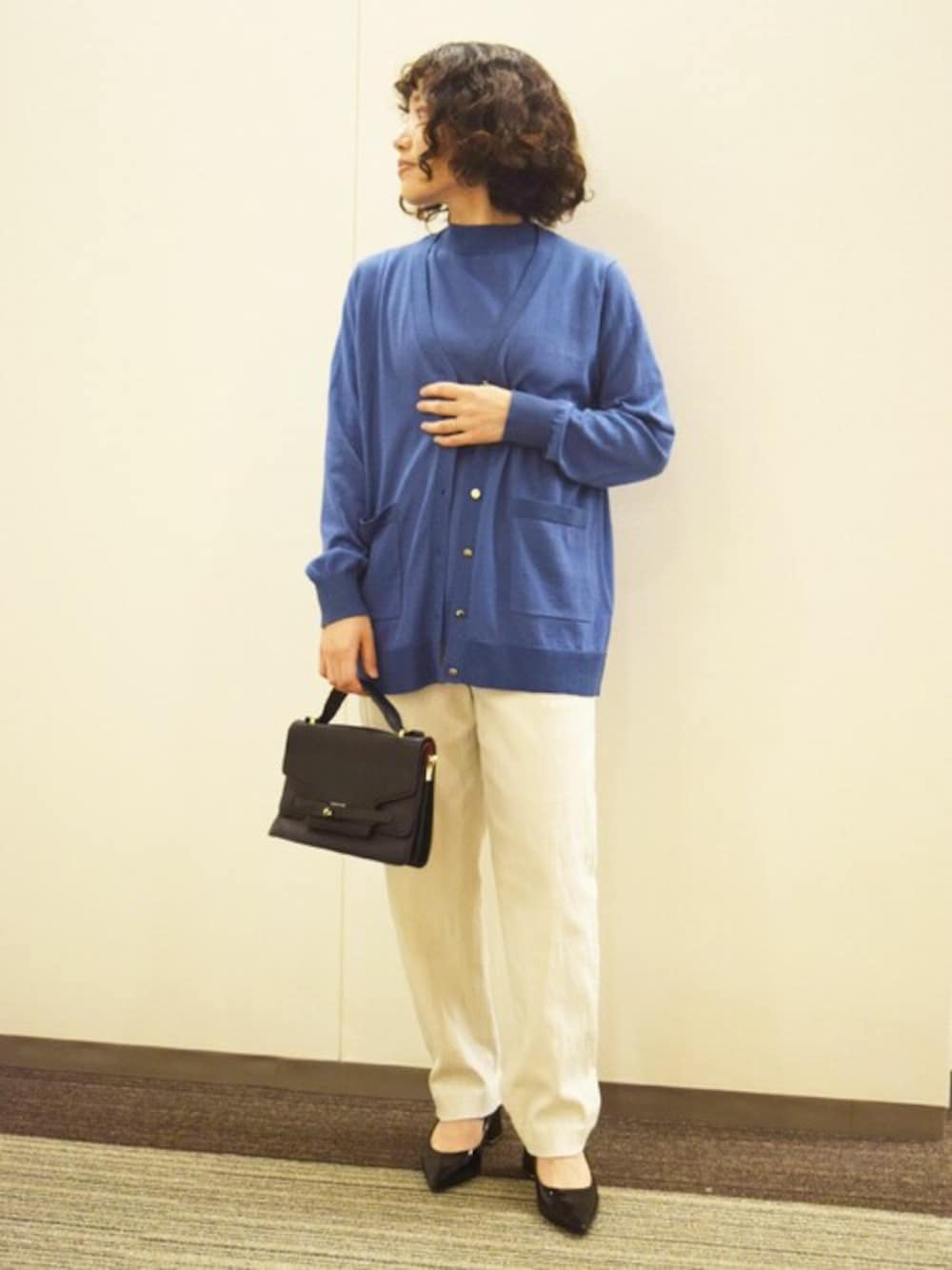 「アンサンブル、オフィスカジュアル、お仕事コーデ、秋コーデ、MK MICHEL KLEIN、MKミッシェルクラン」｜「MK MICHEL KLEINの2024AW/カラーニットラメアンサンブル/洗える（ニット/セーター、ブルー系）」を使った、MKミッシェルクランさん（レディース・153cm）の秋コーディネートの1枚目の写真