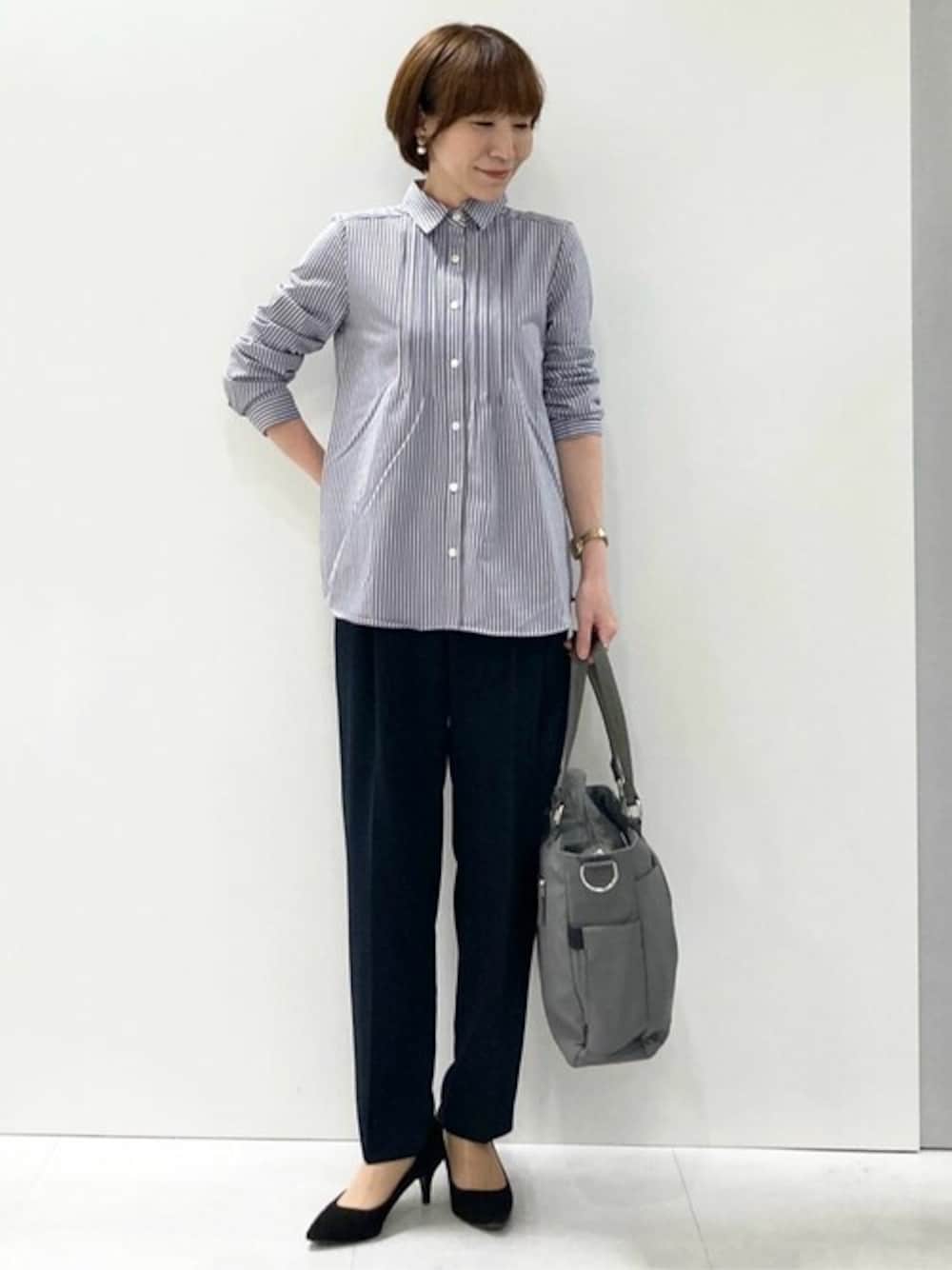 「ストライプシャツ、通勤コーデ、オフィスカジュアル、お仕事コーデ、秋コーデ、MK MICHEL KLEIN、MKミッシェルクラン」｜「MK MICHEL KLEINの2024AW/ストレッチジャージシャツ/洗える（ビジネスシャツ、グレー系）」を使った、MKミッシェルクランさん（レディース・157cm）の秋コーディネートの1枚目の写真