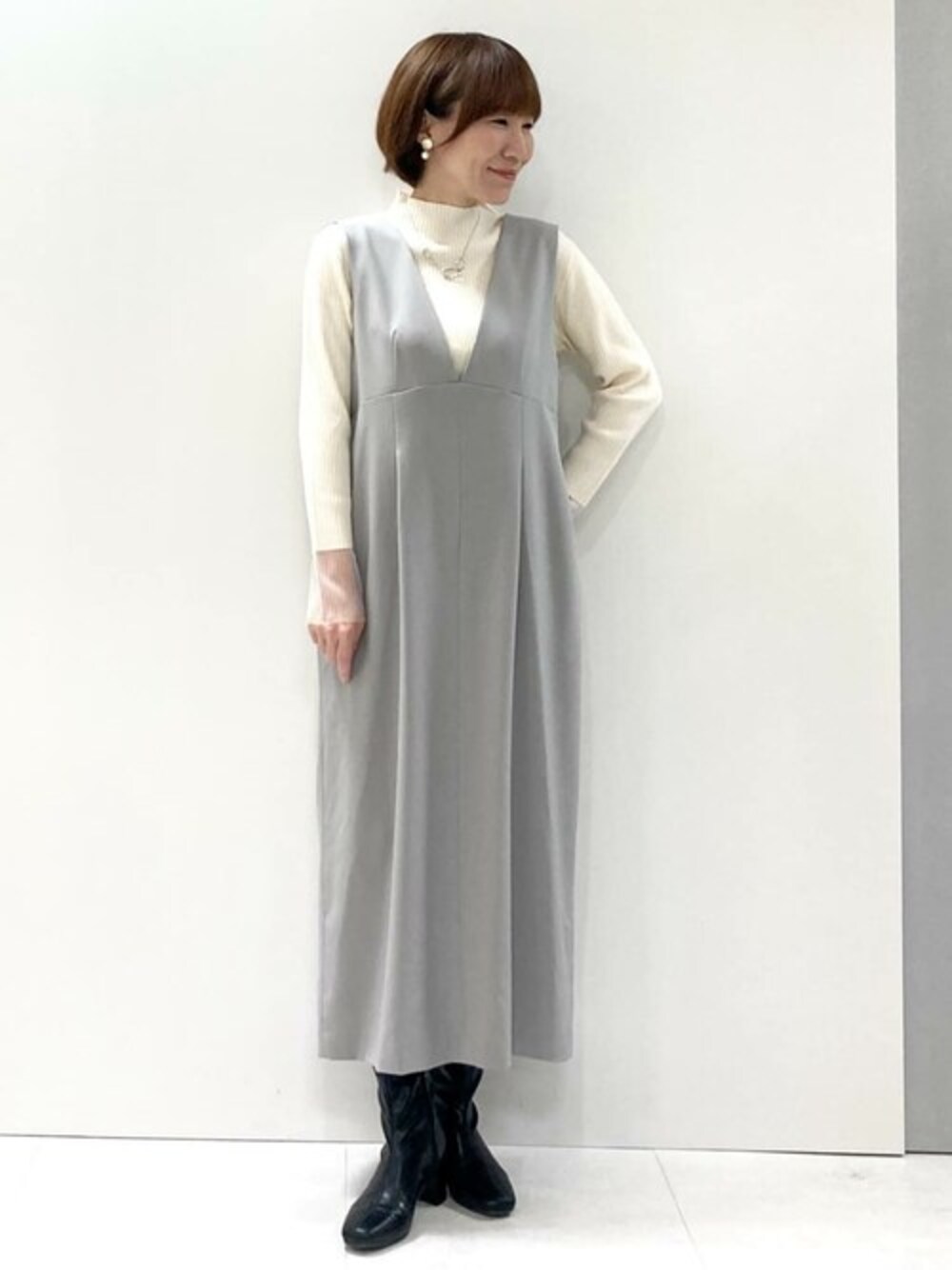 「ジャンスカ、ジャンパースカート、秋コーデ、MK MICHEL KLEIN、シアートップス、MKミッシェルクラン」｜「MK MICHEL KLEINの2024AW/チュールフロッキーシアーハイネックカットソー/洗える（Tシャツ/カットソー、ホワイト系）」を使った、MKミッシェルクランさん（レディース・157cm）の秋コーディネートの1枚目の写真