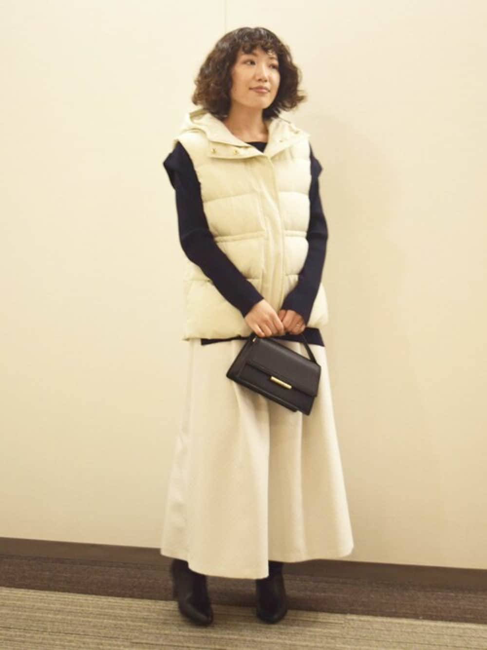 「ダウンベスト、ダウン、ジャガード、ライトアウター、秋コーデ、MK MICHEL KLEIN、MKミッシェルクラン」｜「MK MICHEL KLEINの2024AW/マイクロタフタダウンベスト（ダウンジャケット/コート、ホワイト系）」を使った、MKミッシェルクランさん（レディース・153cm）の秋コーディネートの1枚目の写真