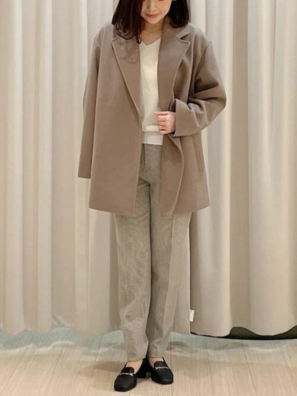 「ラメ、ビジネススタイル、通勤コーデ、ライトアウター、オフィスカジュアル、シャギーニット、お仕事コーデ、ラメニット、OFUON、leMK」｜「OFUONのテーラードタイプ ショートコート/WEB限定サイズあり（チェスターコート、ブラウン系）」を使った、MKミッシェルクランさん（レディース・153cm）の秋コーディネートの1枚目の写真