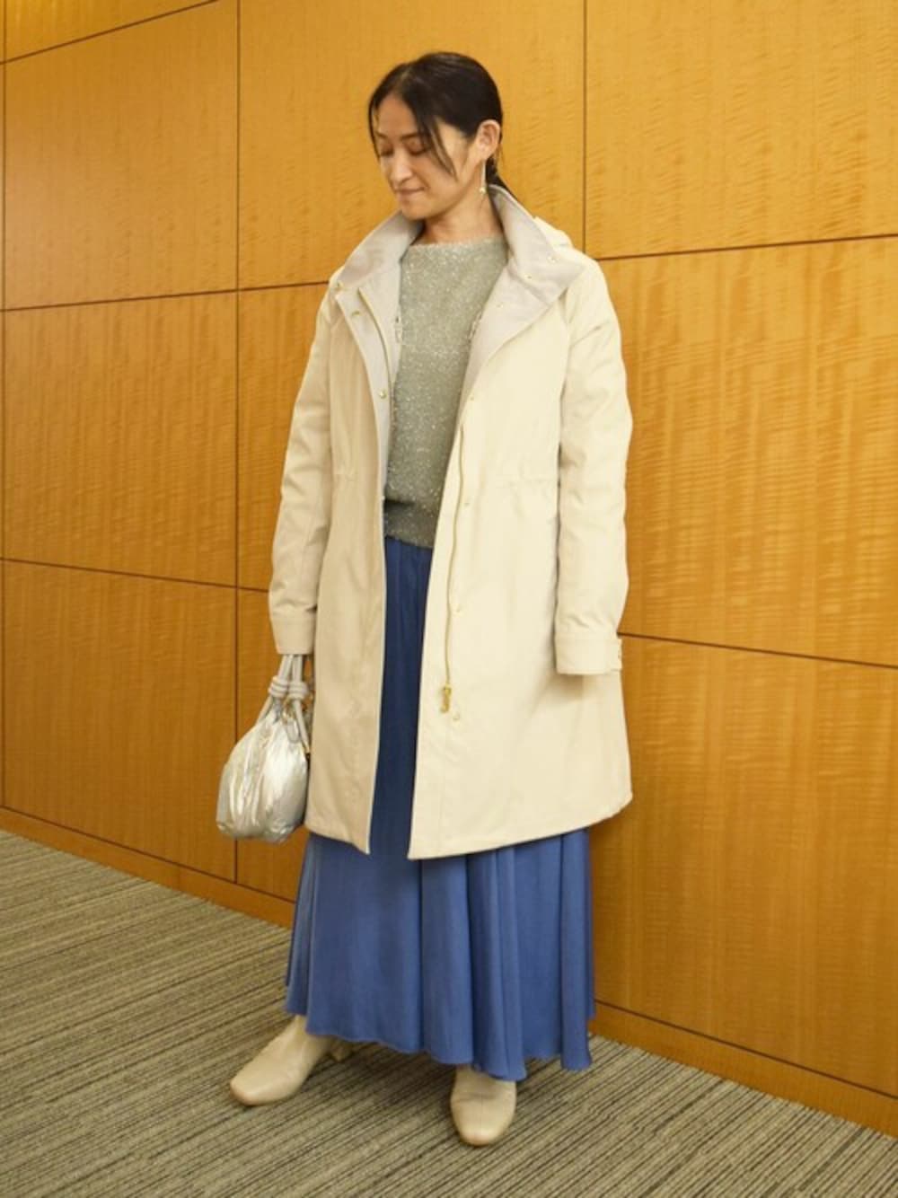 「モッズコート、ラメ、サテンパンツ、ナイロンジャケット、ライトアウター、シャギーニット、MK MICHEL KLEIN、MKミッシェルクラン」｜「MK MICHEL KLEINのダウンライナー付きマルチwayモッズコート/撥水加工（モッズコート、ベージュ系）」を使った、MKミッシェルクランさん（レディース・151cm）の秋コーディネートの1枚目の写真