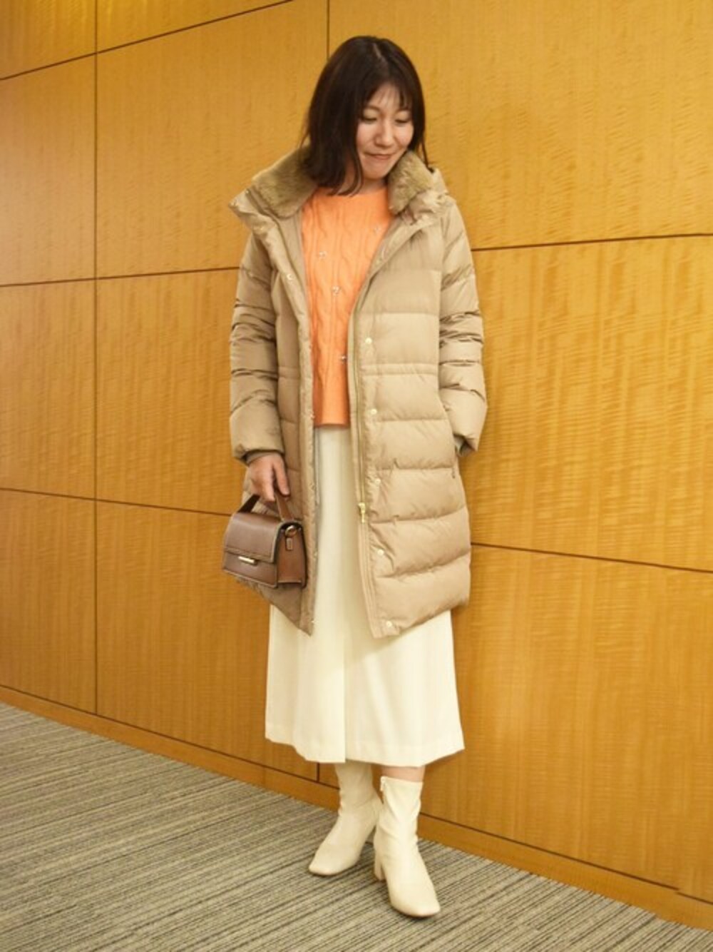 「コート、アウター、ダウン、カラーニット、大人カジュアル、ロングダウン、MK MICHEL KLEIN、MKミッシェルクラン」｜「MK MICHEL KLEINのベーシックタフタロングダウンコート（ダウンジャケット/コート、ベージュ系）」を使った、MKミッシェルクランさん（レディース・163cm）の秋コーディネートの1枚目の写真