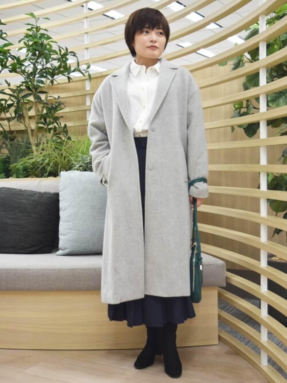 「コート、アウター、チェスターコート、ウールコート、プリーツスカート、MK MICHEL KLEIN、MKミッシェルクラン」｜「MK MICHEL KLEINのウールモッサ ロングチェスターコート（チェスターコート、グレー系）」を使った、MKミッシェルクランさん（レディース・158cm）の秋コーディネートの1枚目の写真