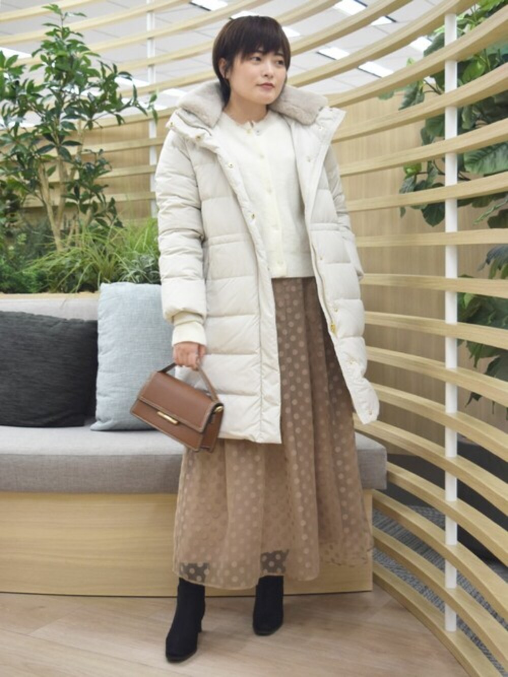 「コート、アウター、ダウンジャケット、ダウン、ドット、ジャガード、MK MICHEL KLEIN、MKミッシェルクラン」｜「MK MICHEL KLEINのベーシックタフタロングダウンコート（ダウンジャケット/コート、ホワイト系）」を使った、MKミッシェルクランさん（レディース・158cm）の冬コーディネートの1枚目の写真