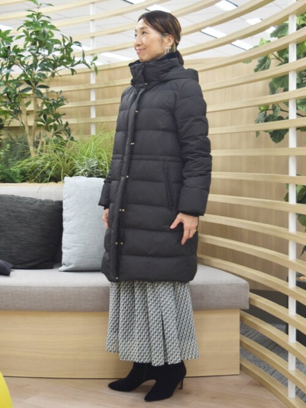 「コート、アウター、ダウンジャケット、ダウン、MK MICHEL KLEIN、MKミッシェルクラン」｜「MK MICHEL KLEINのベーシックタフタロングダウンコート（ダウンジャケット/コート、ブラック系）」を使った、MKミッシェルクランさん（レディース・158cm）の冬コーディネートの1枚目の写真