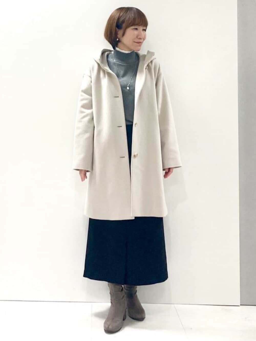 「コート、アウター、ウールコート、カーゴスカート、MK MICHEL KLEIN、MKミッシェルクラン」｜「MK MICHEL KLEINのSuper100sウール ミドル丈フーデットコート（その他アウター、ベージュ系）」を使った、MKミッシェルクランさん（レディース・157cm）の冬コーディネートの1枚目の写真