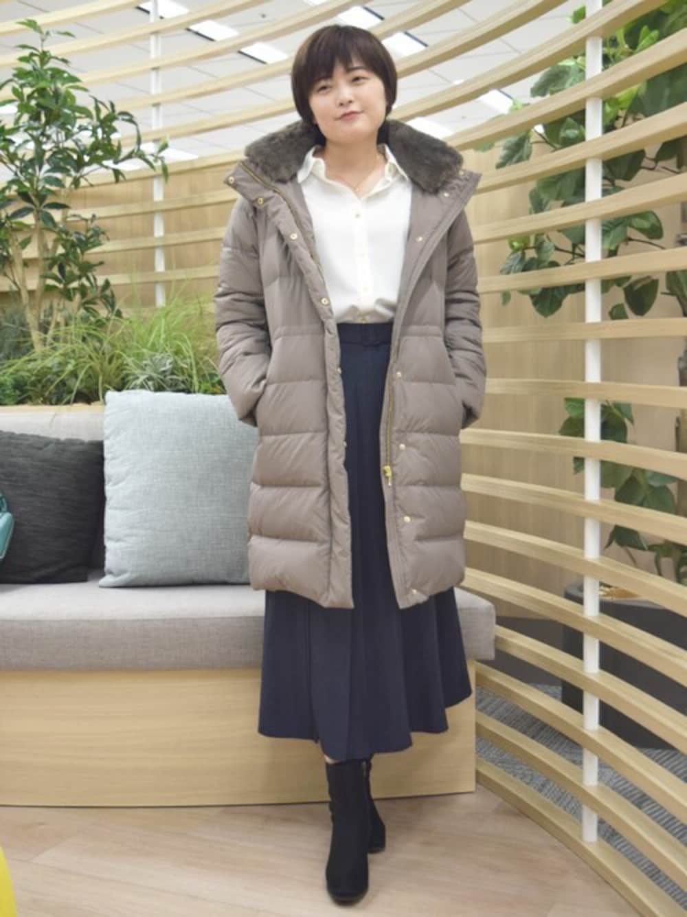 「コート、アウター、ダウンジャケット、ダウン、プリーツスカート、オフィスカジュアル、MK MICHEL KLEIN、MKミッシェルクラン」｜「MK MICHEL KLEINのベーシックタフタロングダウンコート（ダウンジャケット/コート、ブラウン系）」を使った、MKミッシェルクランさん（レディース・158cm）の冬コーディネートの1枚目の写真