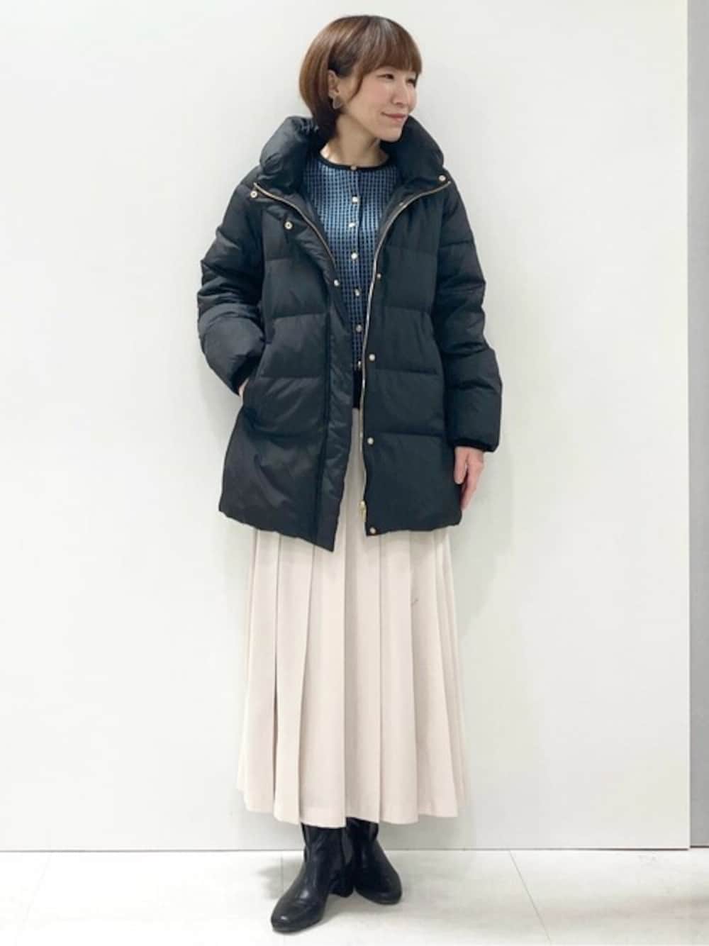「チェック、コート、アウター、ダウンジャケット、ダウン、プリーツスカート、MK MICHEL KLEIN、MKミッシェルクラン」｜「MK MICHEL KLEINのベーシックタフタミドルダウンコート（ダウンジャケット/コート、ブラック系）」を使った、MKミッシェルクランさん（レディース・157cm）の冬コーディネートの1枚目の写真