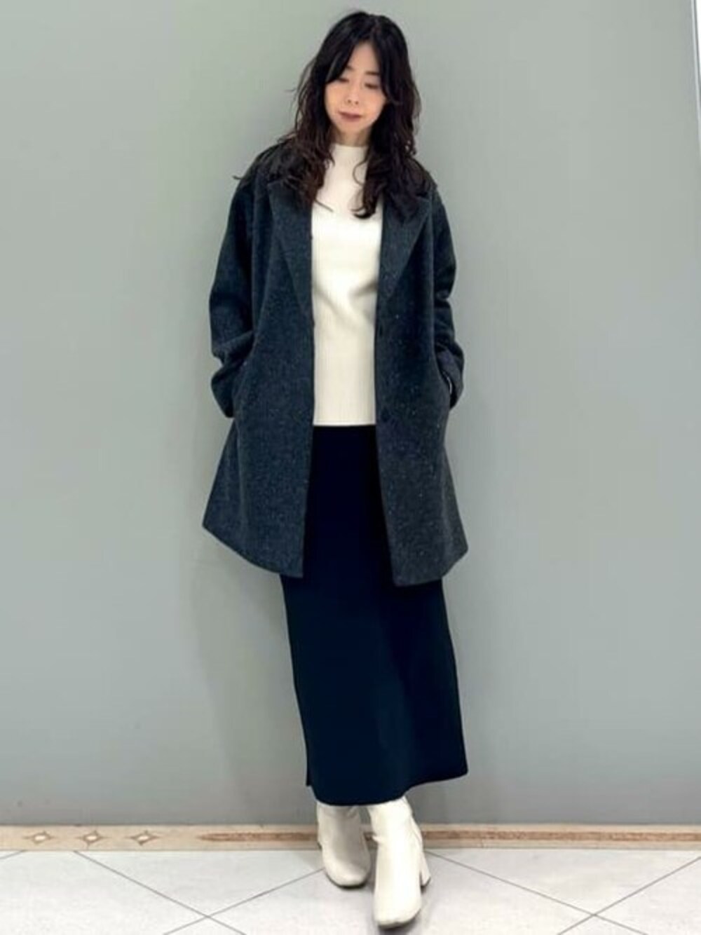 「コート、アウター、チェスターコート、テーラード、ウールコート、ラメ、ニットスカート、MK MICHEL KLEIN、MKミッシェルクラン」｜「MK MICHEL KLEINのスライバーラメミドル丈コート（チェスターコート、グレー系）」を使った、MKミッシェルクランさん（レディース・157cm）の冬コーディネートの1枚目の写真