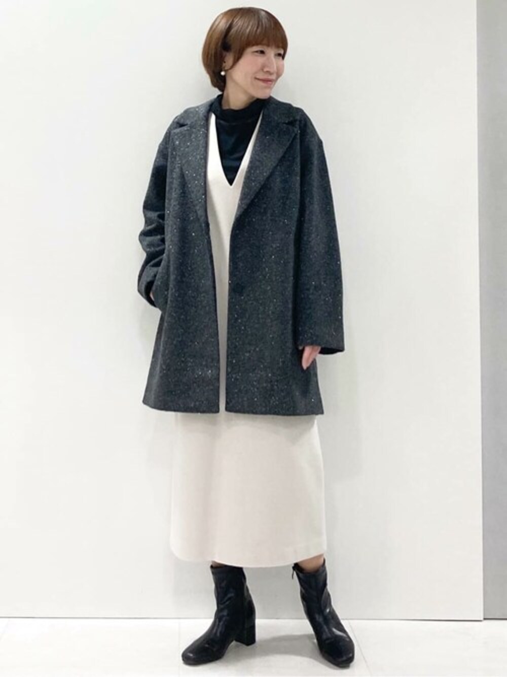 「コート、アウター、チェスターコート、ジャンスカ、ラメ、ジャンパースカート、MK MICHEL KLEIN、MKミッシェルクラン」｜「MK MICHEL KLEINのスライバーラメミドル丈コート（チェスターコート、グレー系）」を使った、MKミッシェルクランさん（レディース・157cm）の冬コーディネートの1枚目の写真