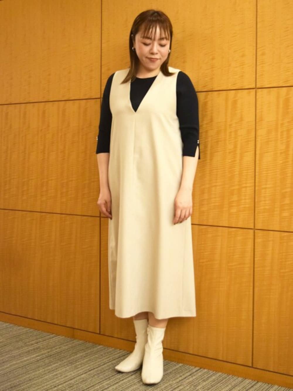 「ワンピース、ジャンスカ、大人カジュアル、ジャンパースカート、MK MICHEL KLEIN、MKミッシェルクラン」｜「MK MICHEL KLEINのリネンライクVネックジャンパースカート/洗える（ジャンパースカート、ベージュ系）」を使った、MKミッシェルクランさん（レディース・157cm）の春コーディネートの1枚目の写真