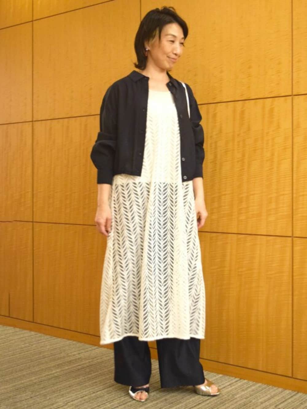 「ブルゾン、デニム、レース、春服、レースワンピース、MK MICHEL KLEIN、MKミッシェルクラン」｜「MK MICHEL KLEINのショート丈シャツブルゾン/洗える（シャツ/ブラウス、ブルー系）」を使った、MKミッシェルクランさん（レディース・158cm）の春コーディネートの1枚目の写真
