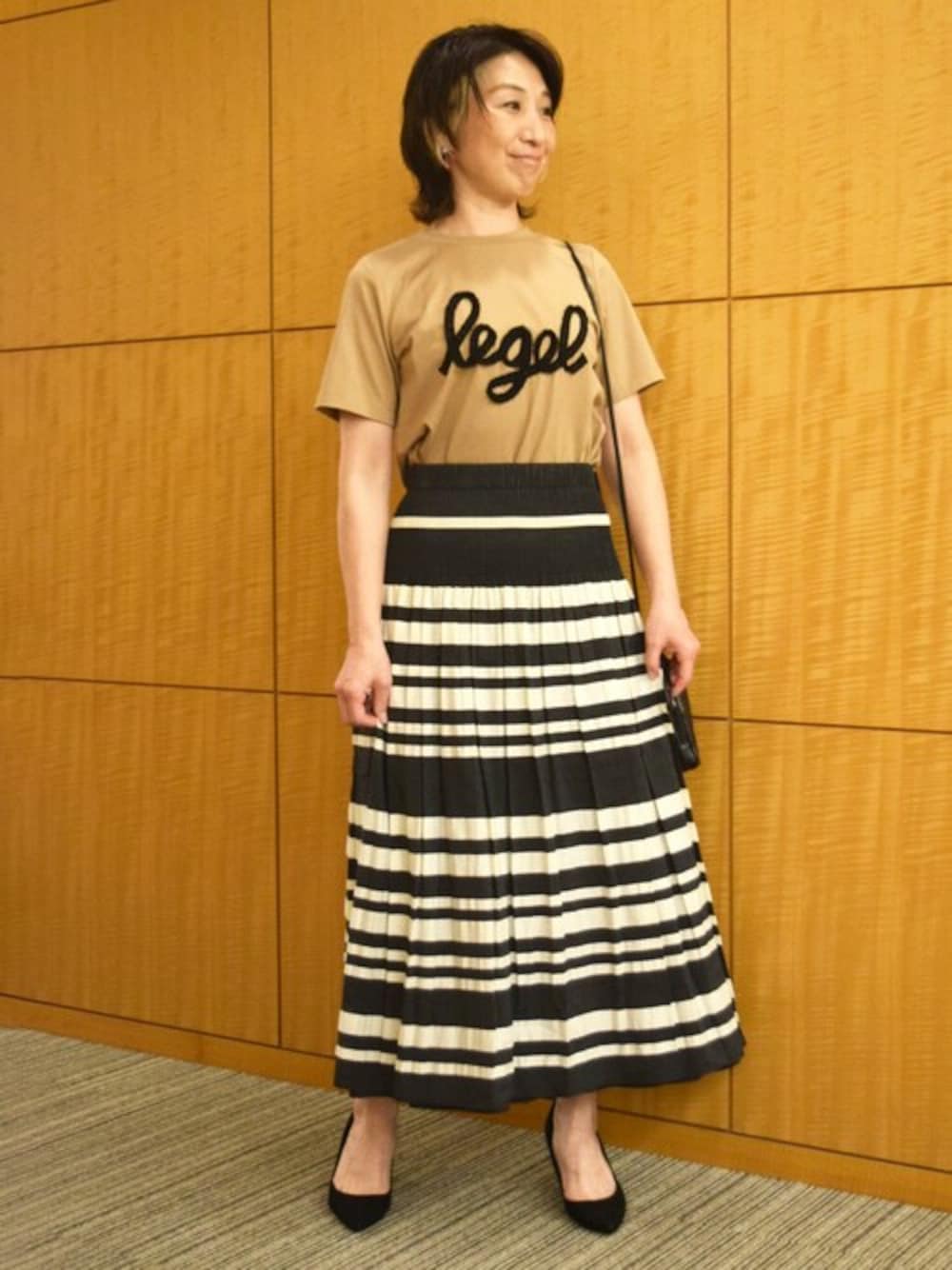「ロゴT、Tシャツ、リバーシブル、春服、夏服、MK MICHEL KLEIN、MKミッシェルクラン」｜「MK MICHEL KLEINのフリンジ刺繍ロゴTシャツ/洗える（Tシャツ/カットソー、ブラウン系）」を使った、MKミッシェルクランさん（レディース・158cm）の春コーディネートの1枚目の写真