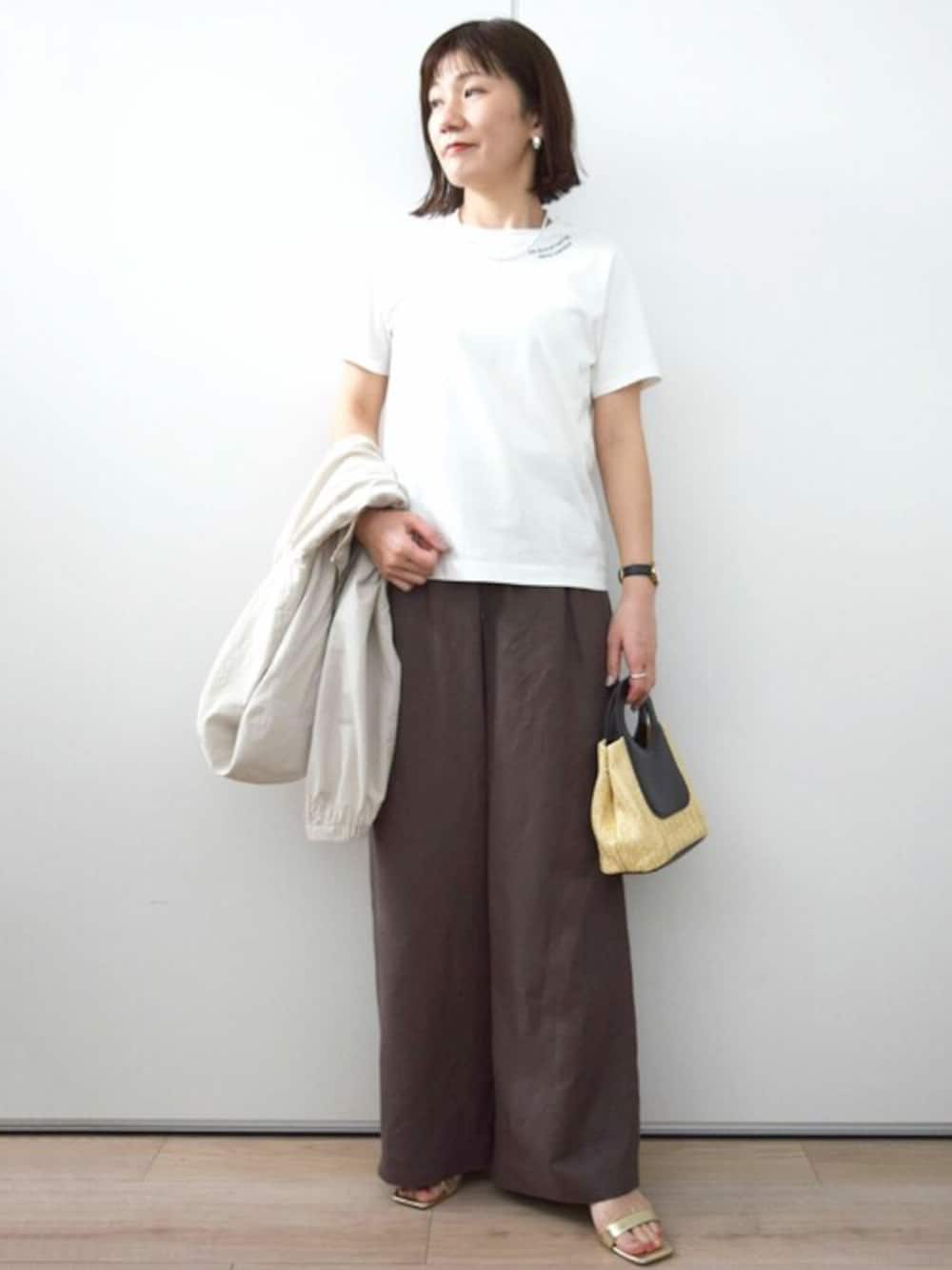 「ロゴT、Tシャツ、春服、リネンパンツ、MK MICHEL KLEIN、MKミッシェルクラン」｜「MK MICHEL KLEINの刺繍ロゴTシャツ/接触冷感/UVカット/洗える（Tシャツ/カットソー、ホワイト系）」を使った、MKミッシェルクランさん（レディース・163cm）の春コーディネートの1枚目の写真