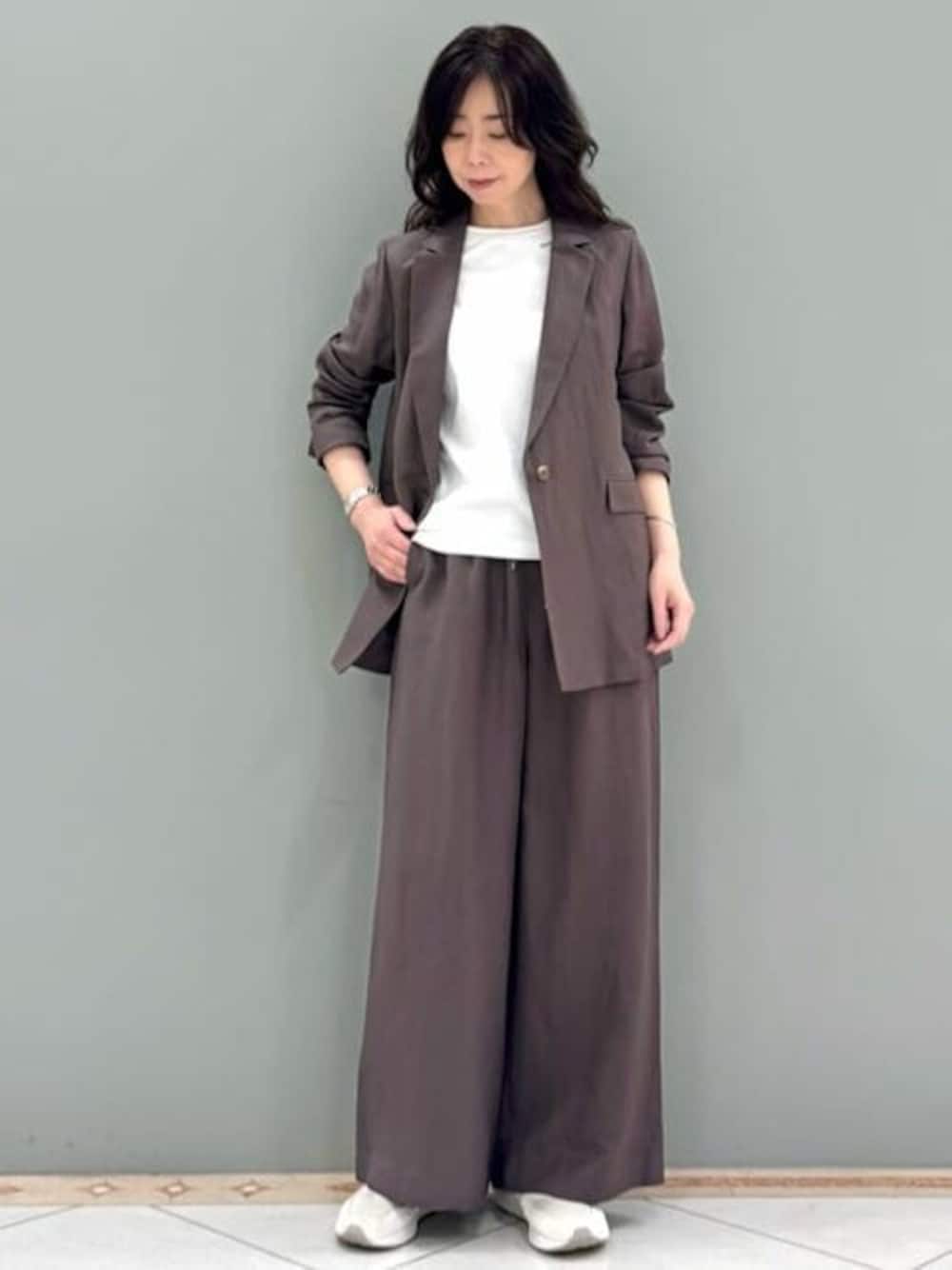 「セットアップ、大人カジュアル、リネン、春服、リネンジャケット、リネンパンツ、MK MICHEL KLEIN、MKミッシェルクラン」｜「MK MICHEL KLEINのリネン混テーラードジャケット/洗える（テーラードジャケット、ブラウン系）」を使った、MKミッシェルクランさん（レディース・157cm）の春コーディネートの1枚目の写真
